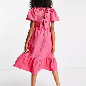 River Island textured tie back volume midi dress in pink
UK 8 (US 4)